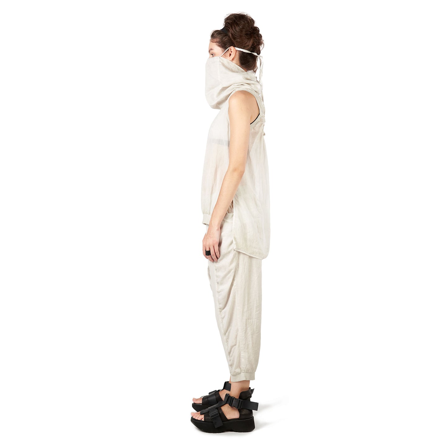 Sleeveless top. Studio b3