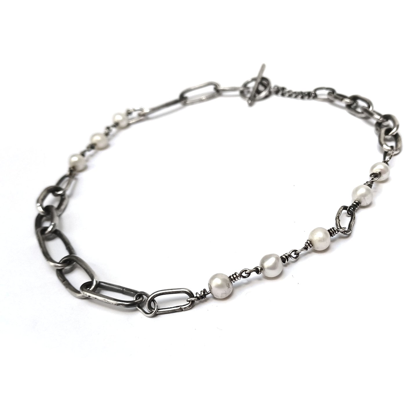 Silver and pearl necklace.