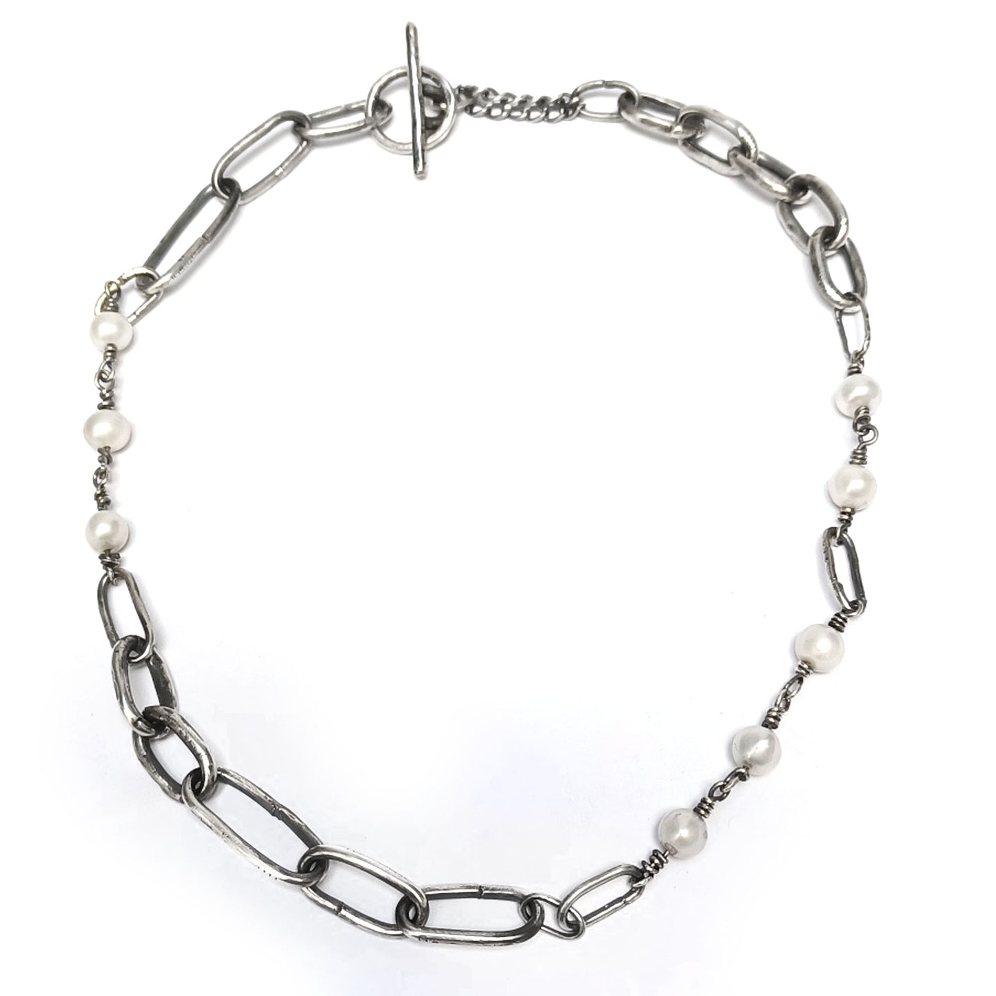 Silver and pearl necklace.
