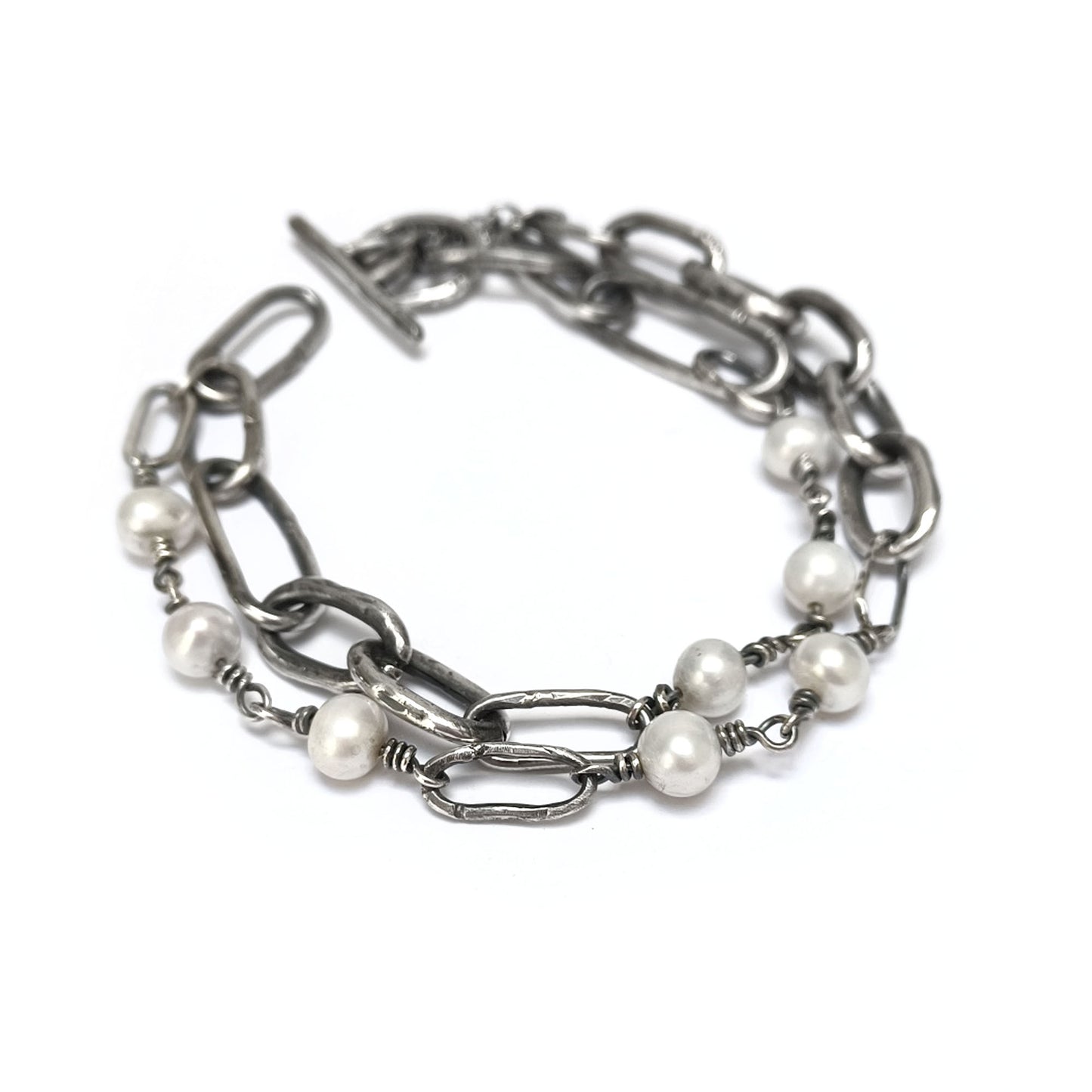 Silver and pearl necklace.