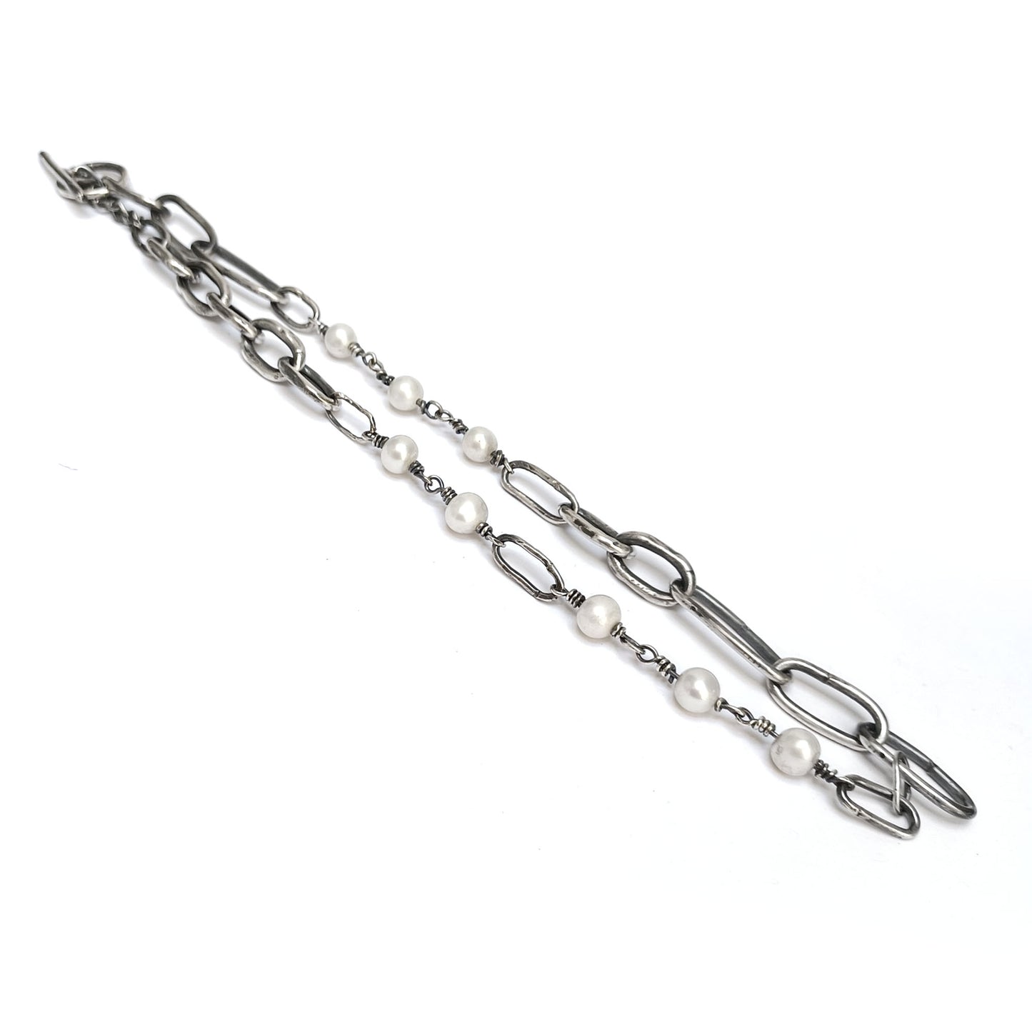 Silver and pearl necklace.